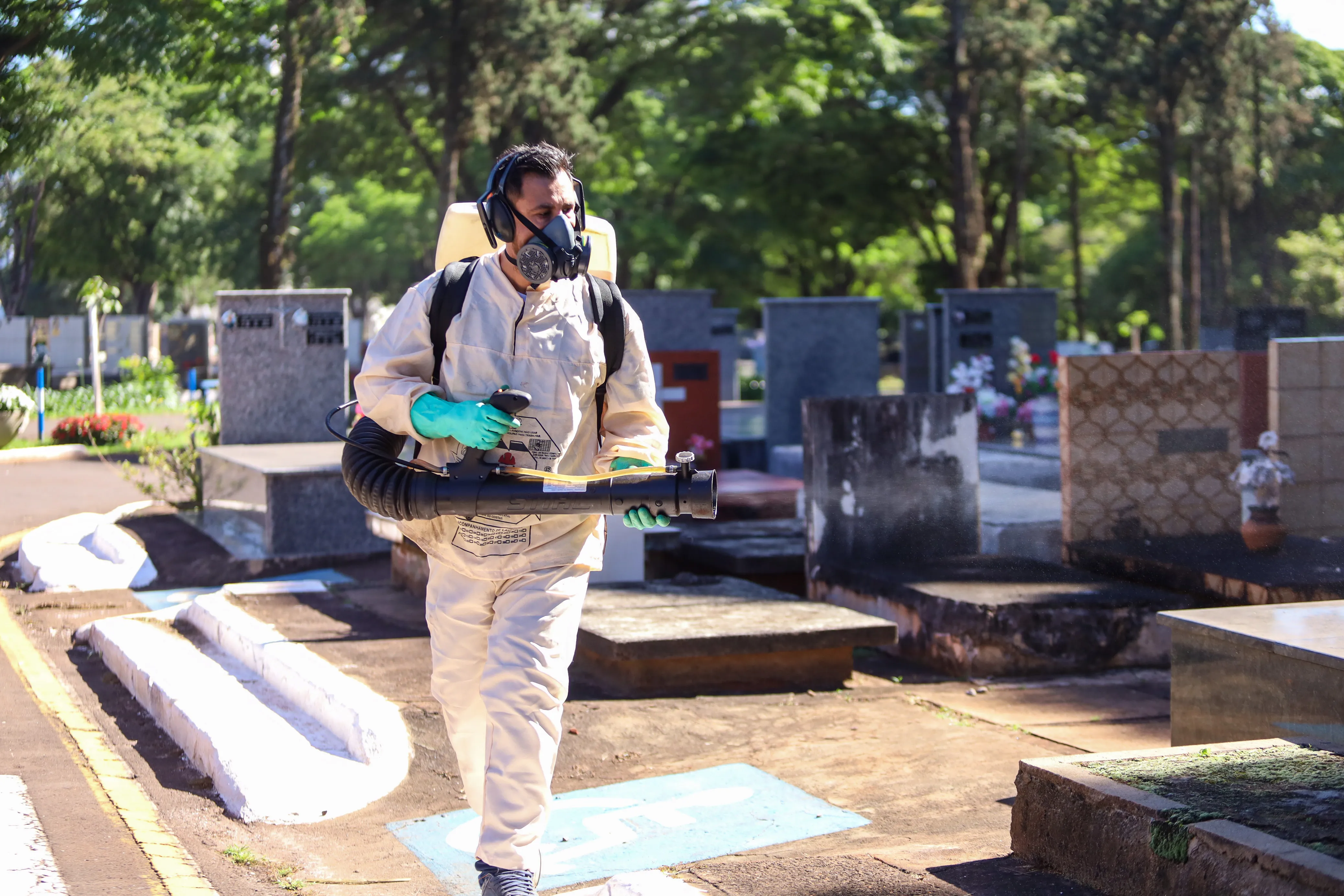 O inseticida usado é o Cielo-ULV, que tem alta eficácia, pois consegue derrubar e eliminar o Aedes aegypti